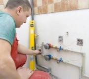 Installasjon av vannforsyning i et privat hus Installasjon av vannforsyning og avløp