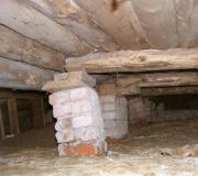 जुने लाकडी घर जतन करणे: पाया दुरुस्त करणे किंवा बदलणे घराच्या खाली पाया कसा बदलावा