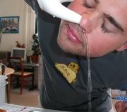 Лечение насморка солевым раствором Как промывать нос солью в домашних условиях