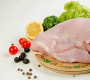Kalkoenkoteletten - heerlijke, gastronomische en dieetrecepten voor vleesgerechten Gepaneerde kalkoenfilet in een koekenpan